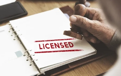 License Rleased licensed는 무엇을 의미하나요? | Lingoland 영한 사전