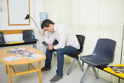 afflict는 무엇을 의미하나요? | Lingoland 영한 사전
